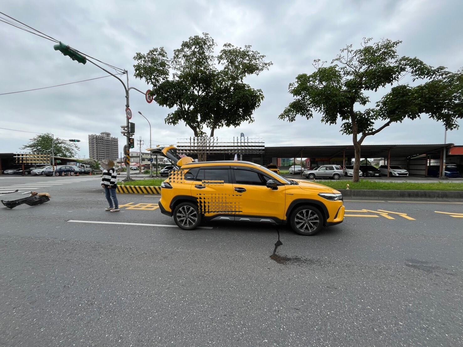 「小黃」撞「小黃」   犬、車交通事故肇責待釐清 - https://www.watchmedia01.com