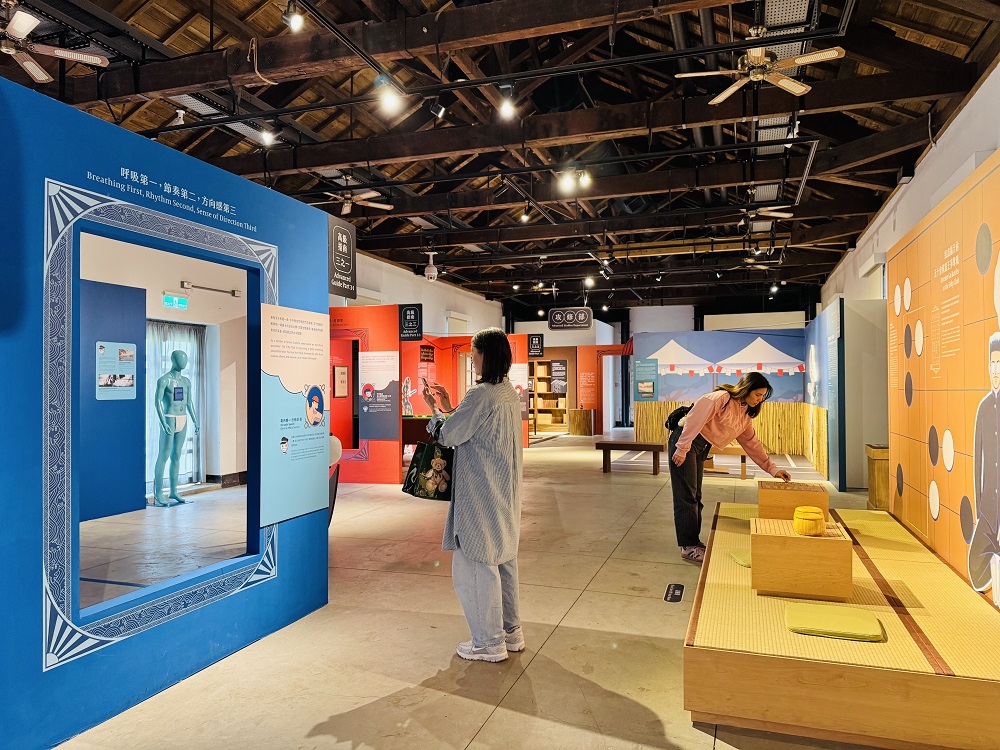 《淡水稅關五十會特展》提燈游泳「金促咪」　一根指頭玩撞球