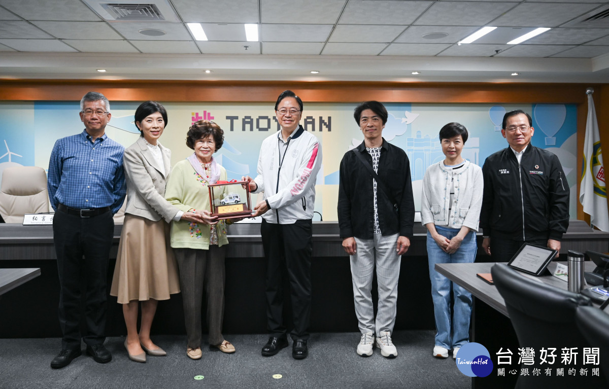 張市長回贈復康巴士模型予魯姓家族。