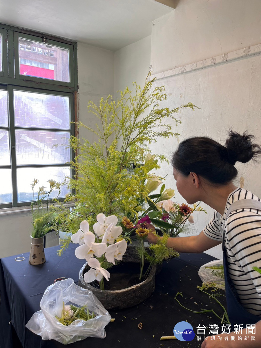 花藝職類的作品《柳川漫漫》由職人吳麗雅與新秀紀佩錡攜手完成