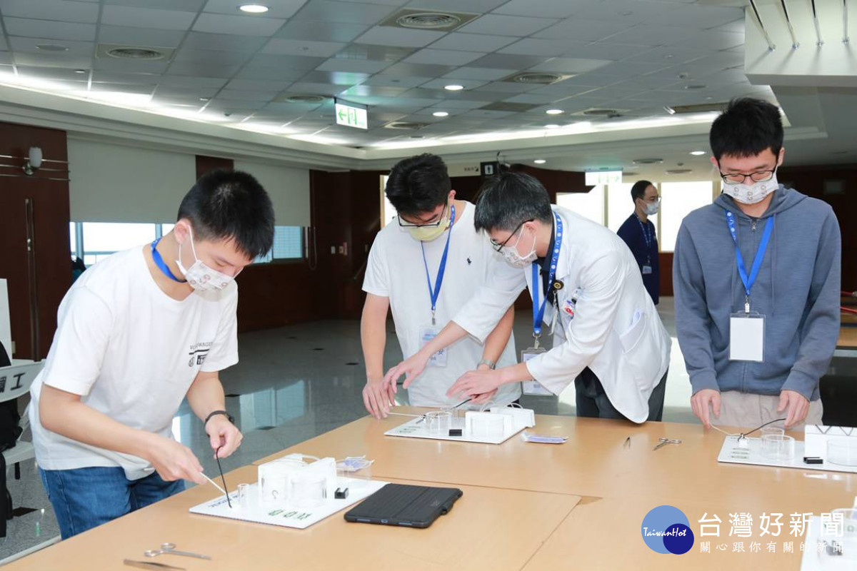 2024年參加體驗營高中生進行手術縫合操作。