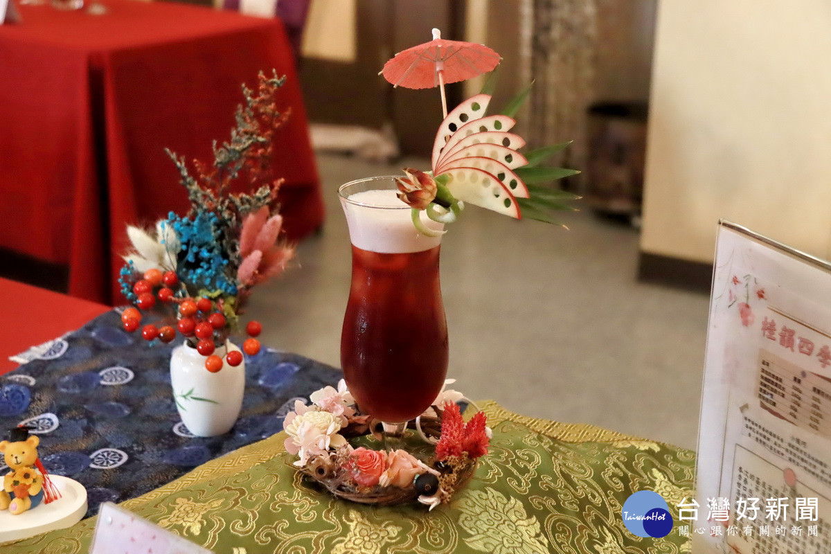 中焙的四季春茶加入洛神花等創新飲品。（記者扶小萍攝）