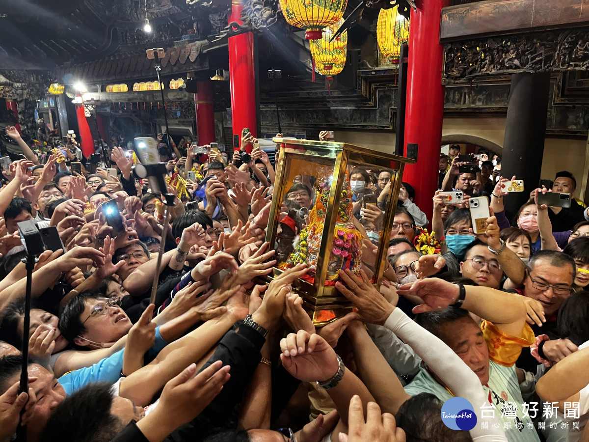 大甲鎮瀾宮媽祖回鑾萬人空巷/嘉義縣府提供