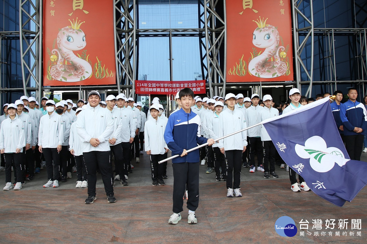 嘉義市長黃敏惠為114年全中運及全小田錦標賽嘉義市代表隊授旗／嘉義市府提供