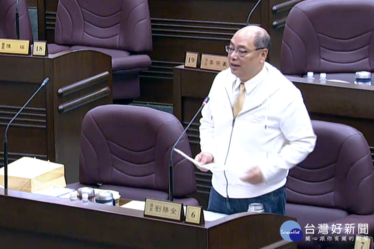 桃園市議員劉勝全於議事堂進行質詢。<br /><br />