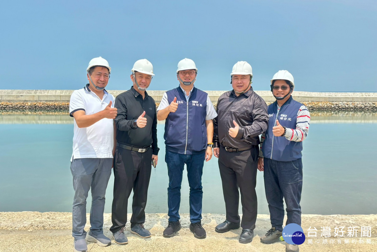 農業局長陳冠義偕同三首長視察關心永安漁港工程。