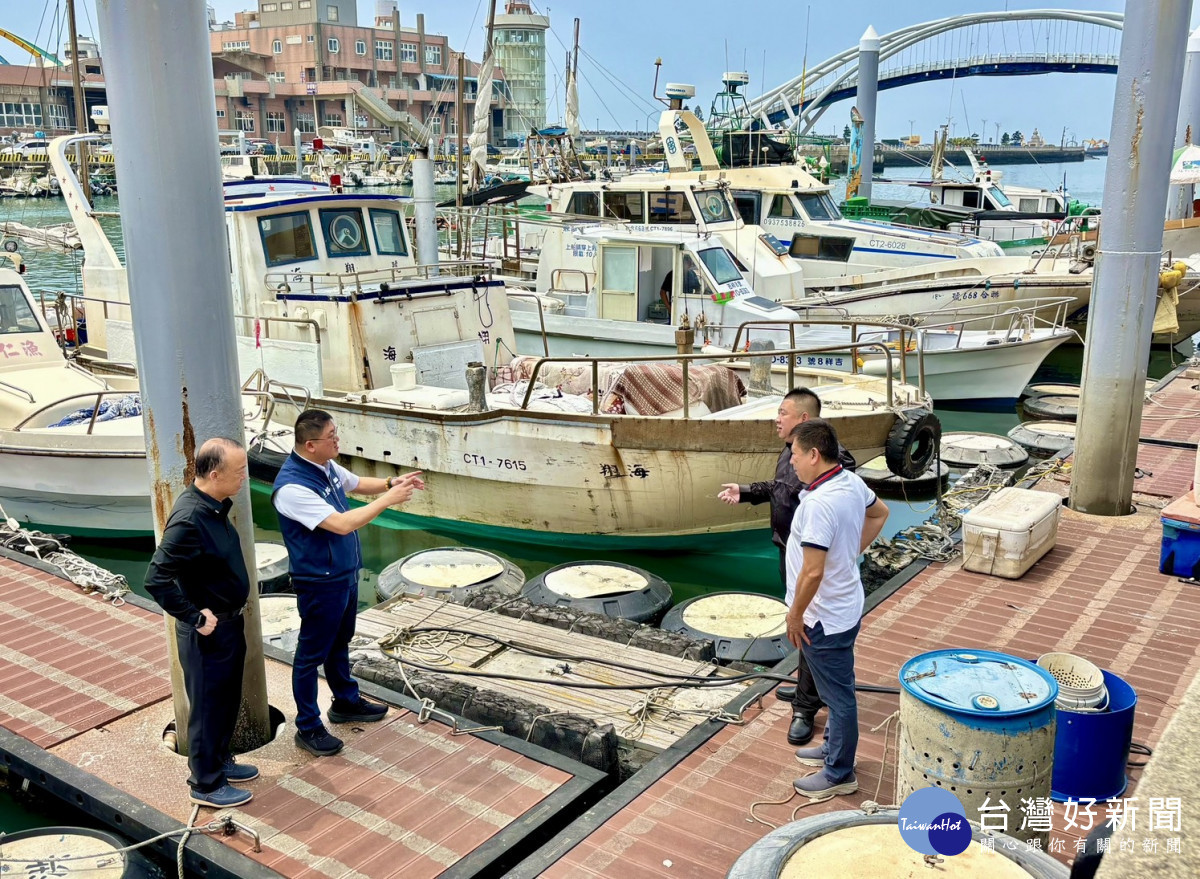 農業局長陳冠義偕同三首長視察關心永安漁港工程。
