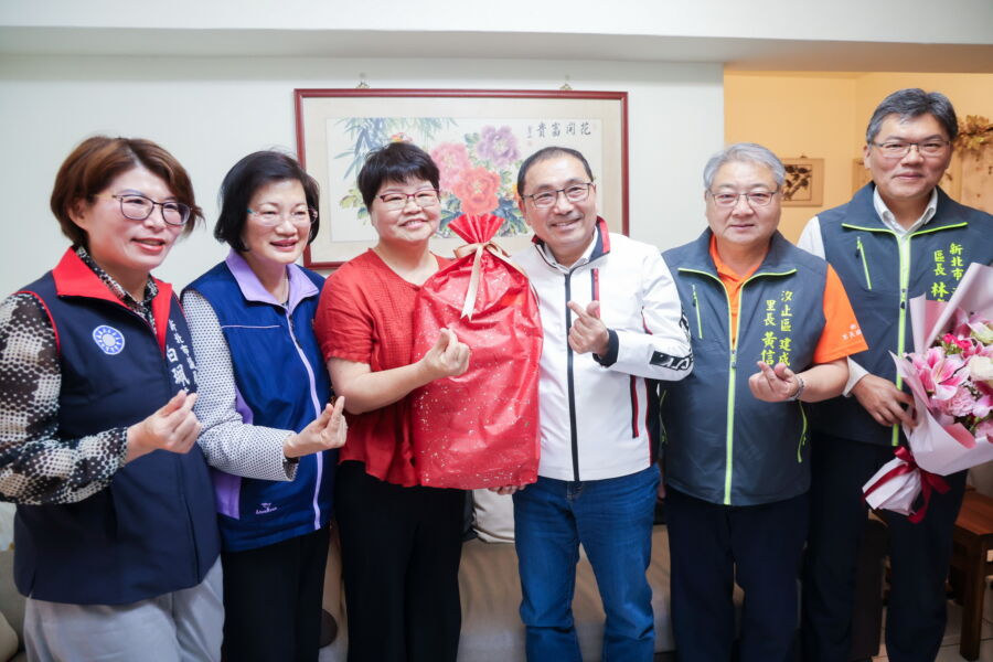 侯友宜特別致贈後背包給元馨儀，鼓勵她退休後該好好旅行、享受人生。（新北市政府提供）