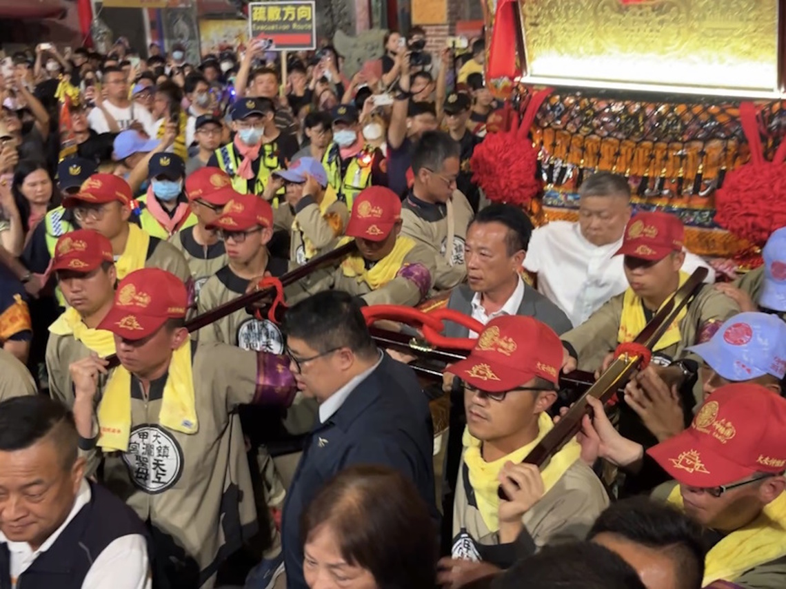 大批信徒朝聖拜拜求平安 2025大甲鎮瀾宮媽祖回鑾 殿內殿外萬人空巷