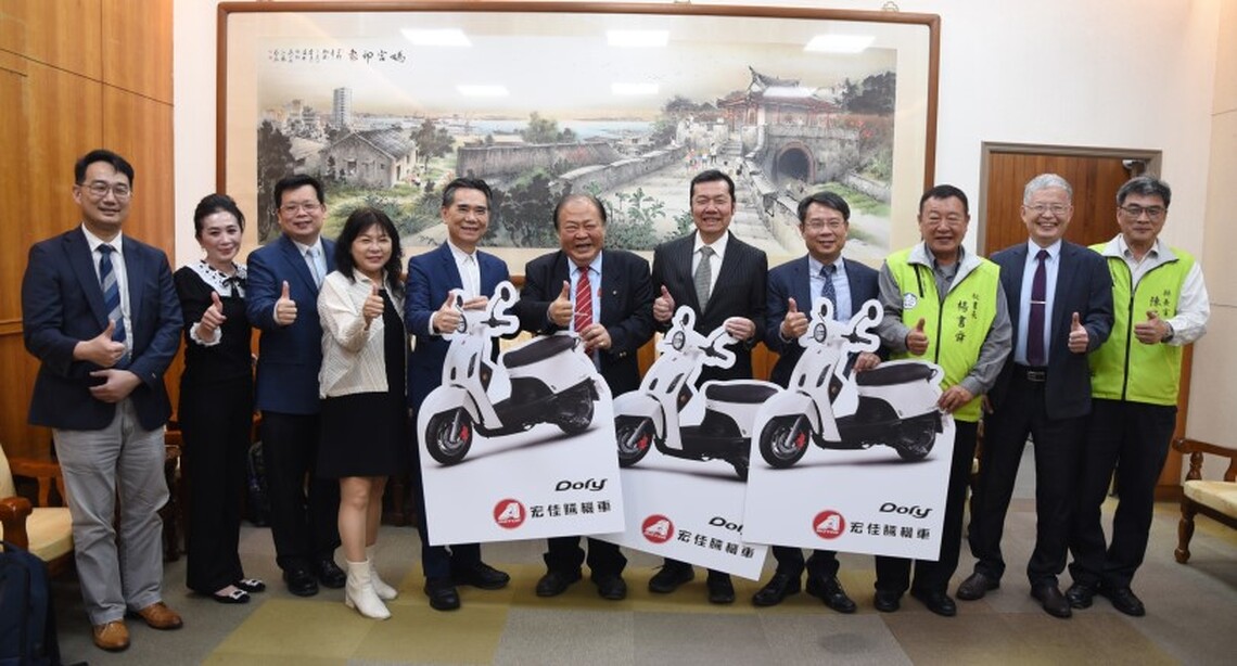陳光復見證在地企業捐贈奇美醫院公務車 讚揚企業回饋社會精神
