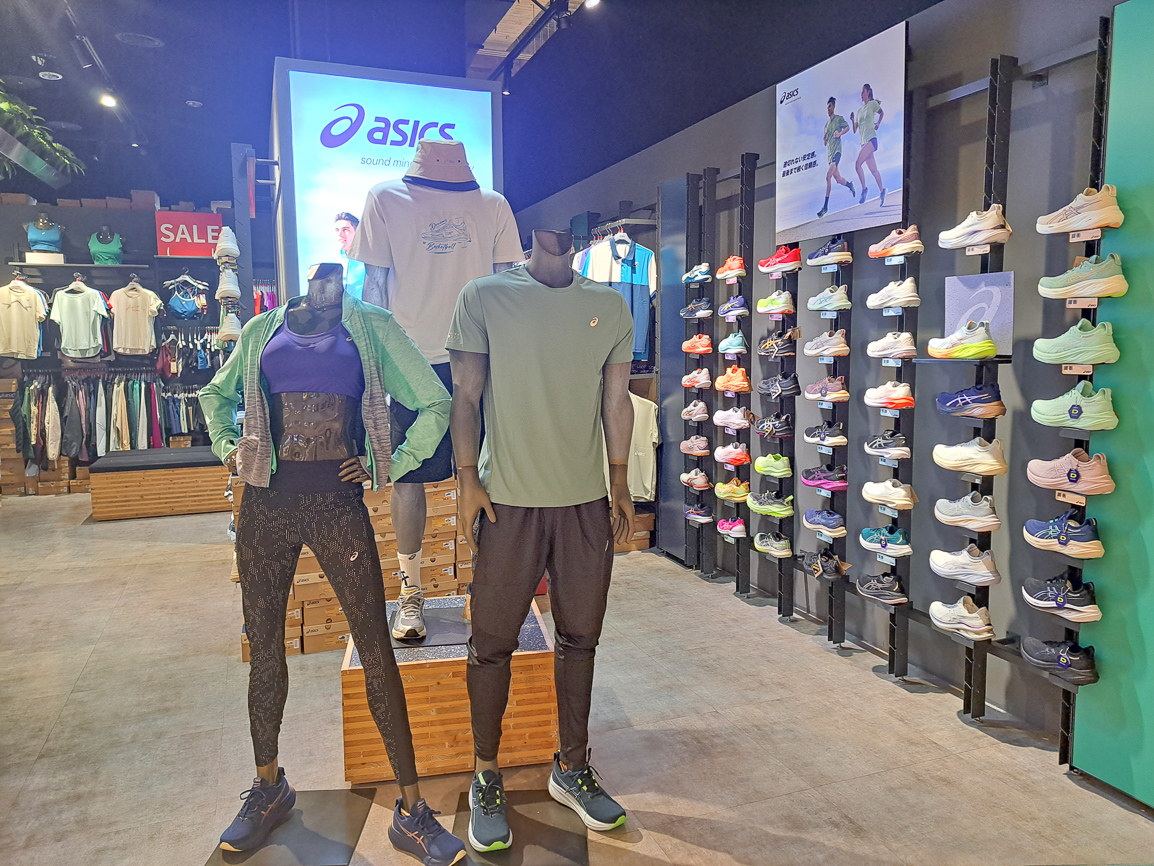 ▲ASICS 台灣第一家最新 OUTLET 概念店4.26(六)reopen，4.26(六)-5.11(日)5 折。（圖/SKM Park Outlets高雄草衙提供）