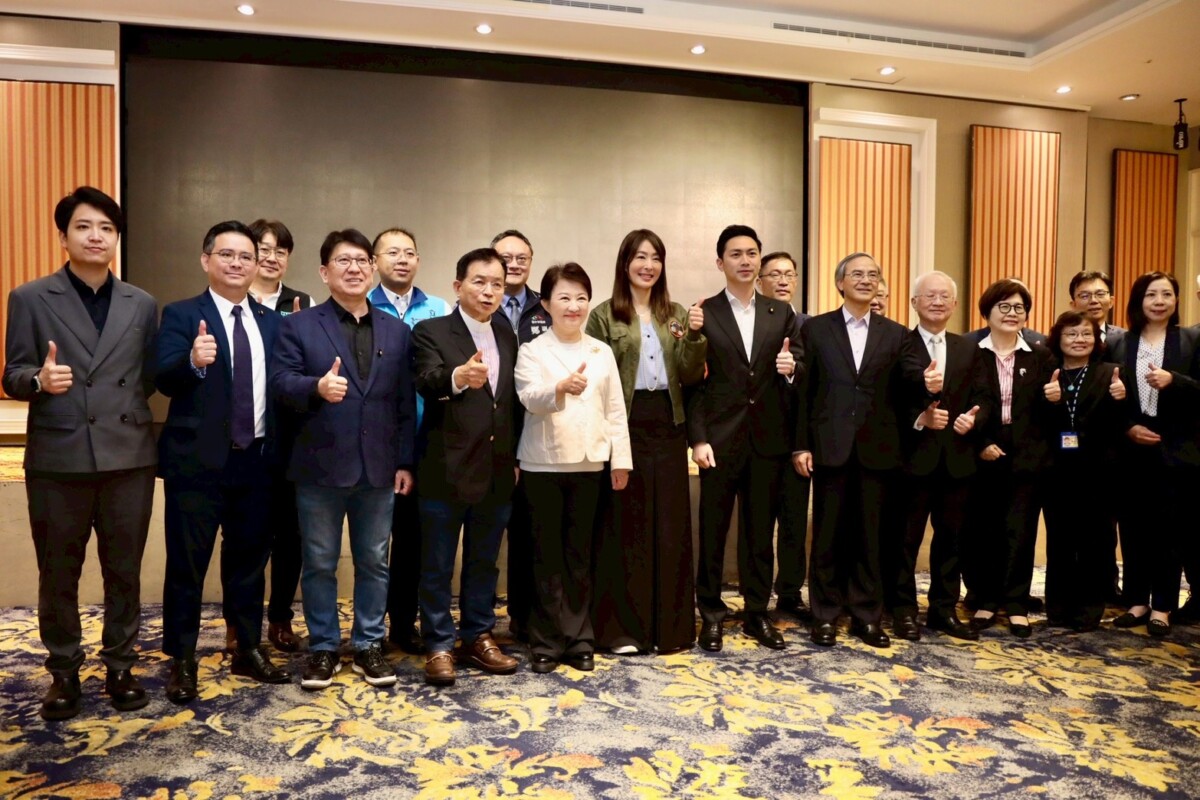▲打造台灣新地標！立院率團考察「台中101」預定地，市長盧秀燕到場致意及與來賓合照。(圖/中市府提供)