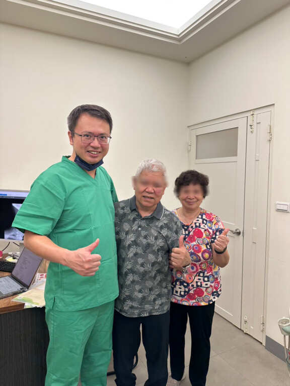 ▲73歲澳門患者手術後，開心地與員榮醫療體系員榮醫院員生院區神經修復中心主任陳建華醫師合影。（員榮醫院提供）