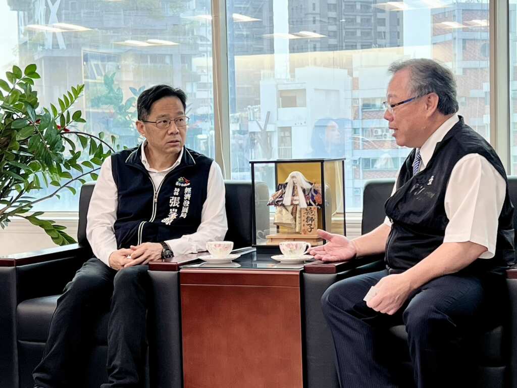經發局張峯源局長及台中市進出口商業同業公會劉宏洲理事長。