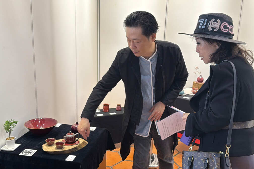 ▲展出內容包含青花瓷、釉下彩、汝窯、鈞窯以及青瓷等多樣作品。（記者林明佑翻攝）