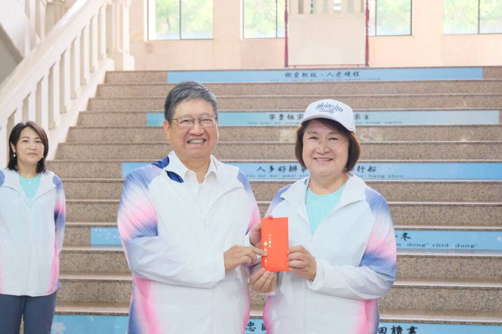 ▲新竹縣長楊文科頒發加菜金，由勝利國中校長王淑蘭代表接受。（新竹縣教育局提供）