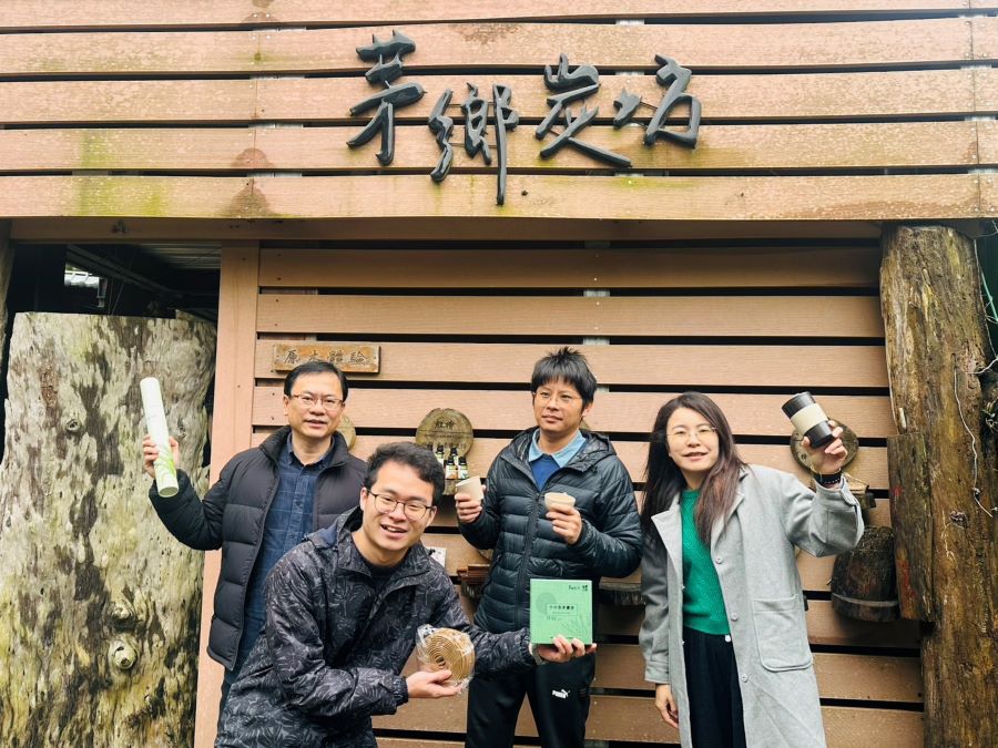 三義「茅鄉炭坊」跟朝陽科大工業設計系團隊合作,將萃完精油的廢木料再利用,兼顧文化特色及地方經濟。(圖/記者林均和攝)