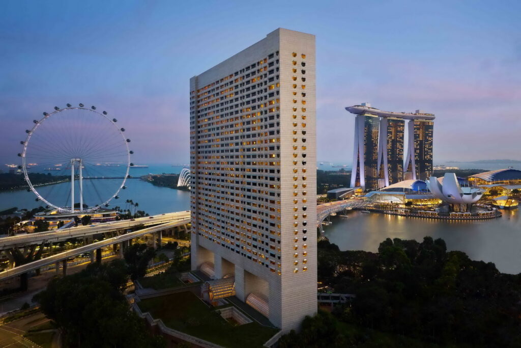 新加坡「The Ritz-Carlton, Millenia Singapore」為濱海灣第一排黃金地段,可以輕鬆探索螺旋橋、濱海灣金沙酒店和濱海灣花園等周邊景點。(圖片由Booking.com提供)