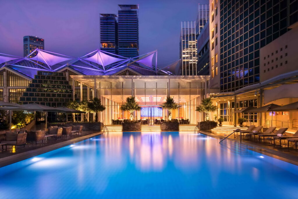 新加坡「Conrad Centennial Singapore」坐落於濱海灣,奢華體驗提供彷彿明星般待遇。(圖片由Booking.com提供)