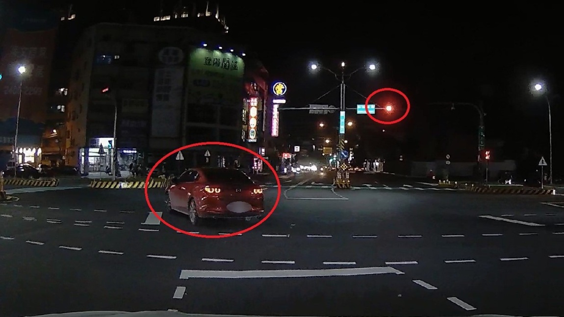 ▲圖說:廖男駕駛車輛紅燈違規左轉釀事故還肇逃,警員出示闖紅燈影像打臉廖男 (圖/台中市政府 提供)