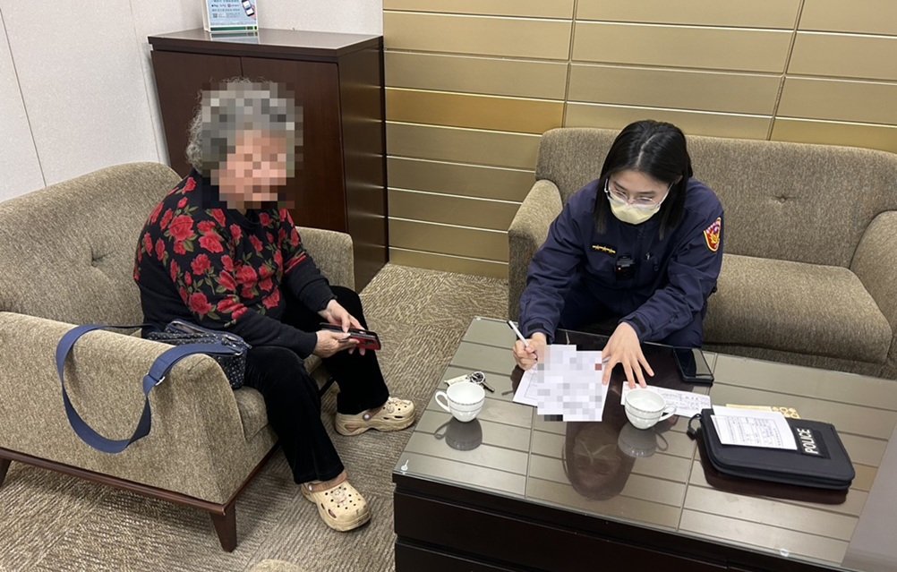 ▲圖說:曾姓老婦遭遇假女兒LINE詐騙,差點匯出10萬元,行員察覺異常找來警員協助 (圖/台中市政府 提供)