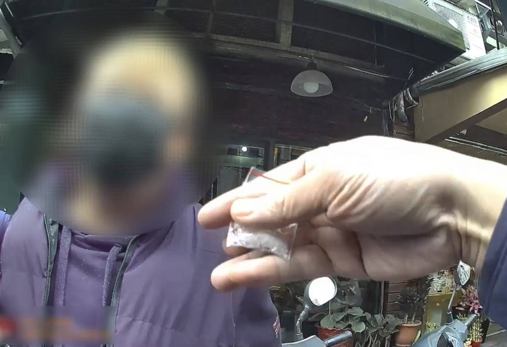 員警面前糗掉毒 新北男「啊」一聲後遭逮 267 248250409a06