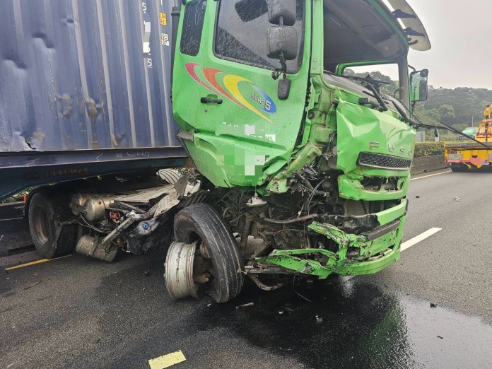 國1楊梅段4車連環撞 工人維護ETC門架遭撞身亡 57 S 324395071