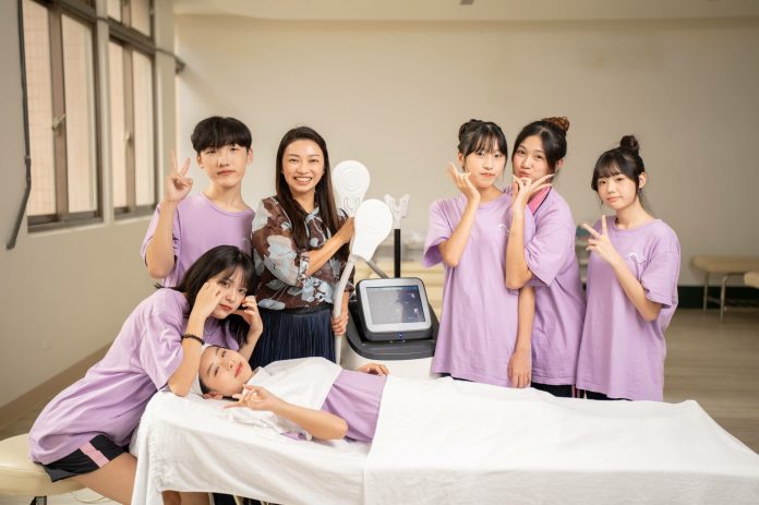 強化就業即戰力!新生醫專與台灣亞太美容醫學會合作 培育醫美人才 18 圖說二:「醫學美容專業教室」師生實務操作。圖:新生醫專提供 0 scaled