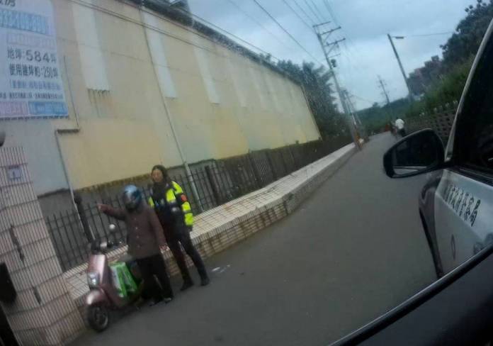 7旬老婦騎車跌倒受困 熱心民眾通報警助返家 54 770635 0