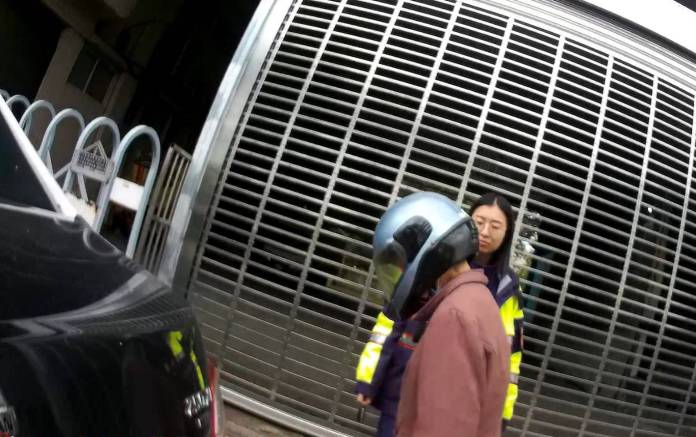 7旬老婦騎車跌倒受困 熱心民眾通報警助返家 55 770636 0