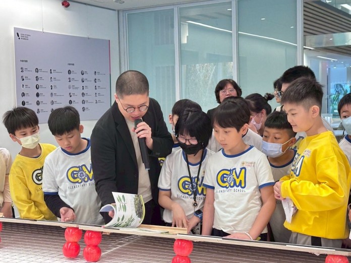 台灣首個教科圖書設計展移師桃園!「See Different」今起總圖登場 70 美感細胞創辦人兼策展人陳慕天,帶領大家導覽整個展區。 0