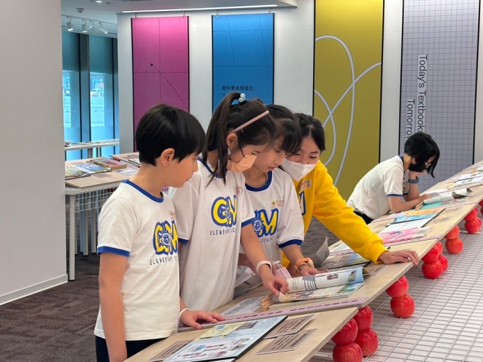 台灣首個教科圖書設計展移師桃園!「See Different」今起總圖登場 71 為推廣美感教育,本館辦理3場延伸活動,歡迎對美術有興趣的學生及家長參與。 0