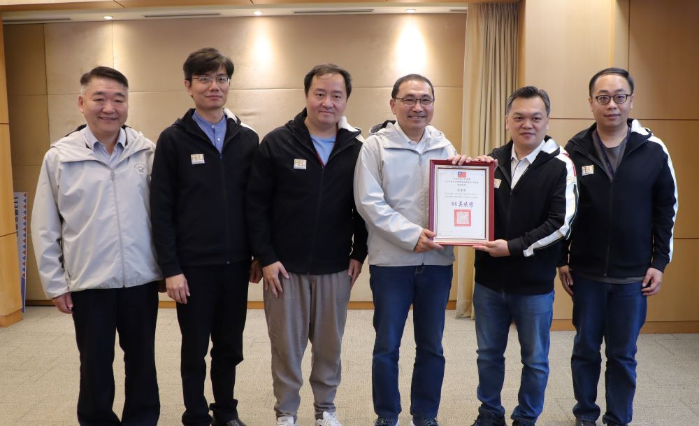 《圖說》新北市工務局在「113年度建築物無障礙生活環境業務考核」,榮獲「特優」的佳績,今日由工務局長馮兆麟(左一)帶領獲獎團隊將獎項獻給市長侯友宜。〈工務局提供〉