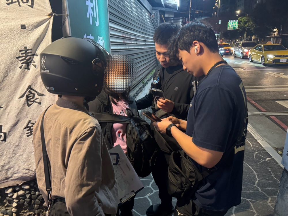 《圖說》誘捕行動逮捕車手二。〈板橋分局提供〉