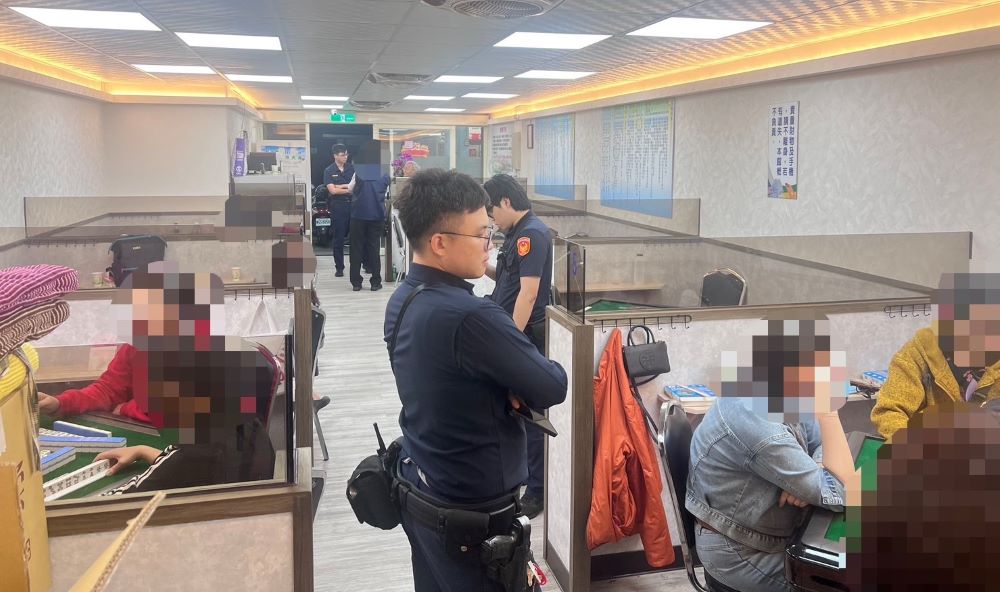 《圖說》三重警稽查棋牌社情形。〈三重分局提供〉