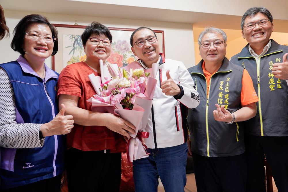 《圖說》侯友宜市長、社會局長李美珍〈左一〉、汐止區長林慶豐〈右一〉等人向元馨儀恭賀當選新北市模範母親。〈社會局提供〉
