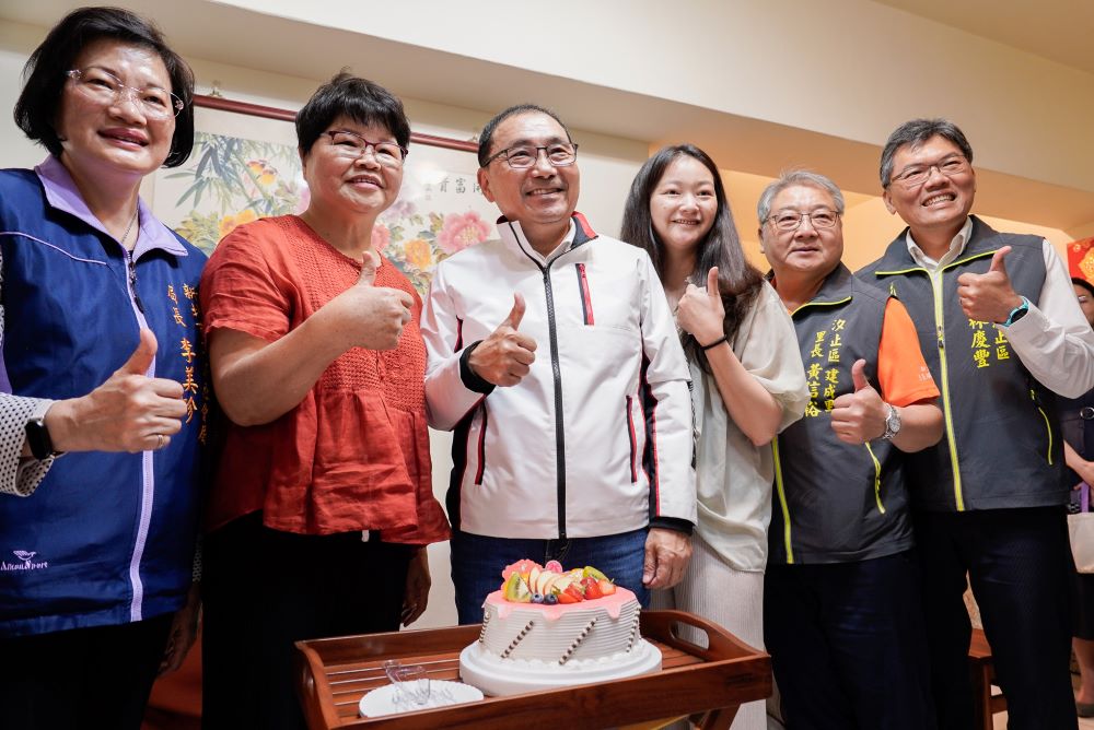 《圖說》汐止區長林慶豐(右)特地準備了一盒蛋糕為元馨儀道賀。〈社會局提供〉