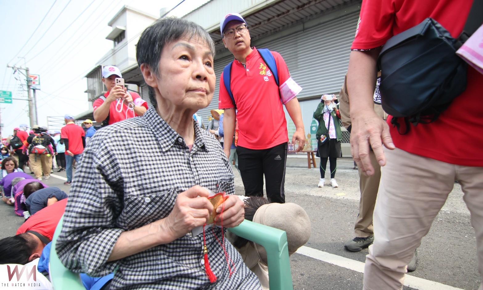 奇蹟重生-婆婆昏迷40天甦醒出院 女兒跪拜大甲媽獻金牌謝神恩 - https://www.watchmedia01.com