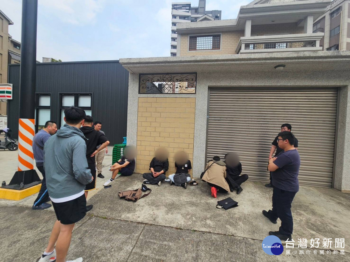 警方將三名負責監控外籍男子逮捕，經查證三名馬來西亞籍男子。