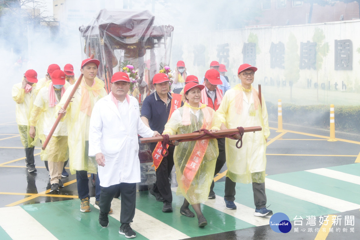 彰濱秀傳媽祖回鑾謁祖進香，白袍醫師抬轎吸睛。圖／記者鄧富珍翻攝