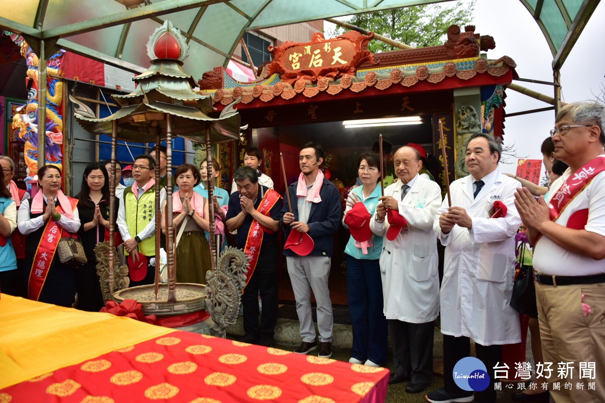 彰濱秀傳媽祖回鑾謁祖進香,白袍醫師抬轎吸睛。圖/記者鄧富珍翻攝