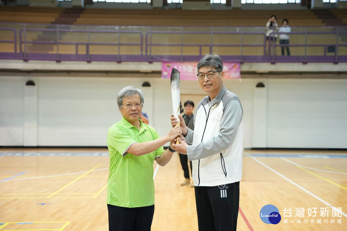 114年全國大專校院運動會聖火引燃，承辦學校長榮大學孫惠民副校長(右)傳遞給中央大學蕭述三校長(左)，象徵生生不息的精神。