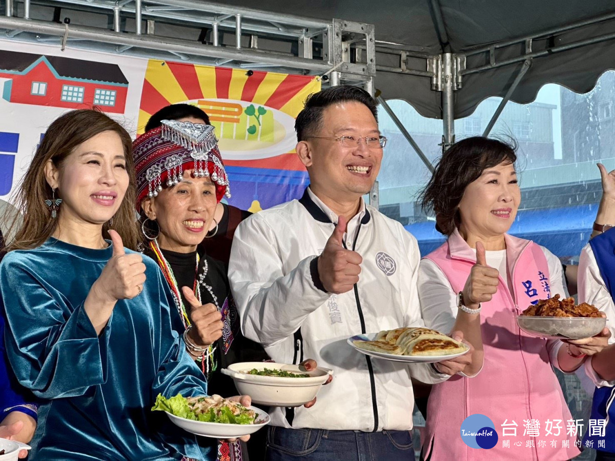 蘇副市長與貴賓們參加忠貞公有零售市場開幕,一同品嚐雲南美食。