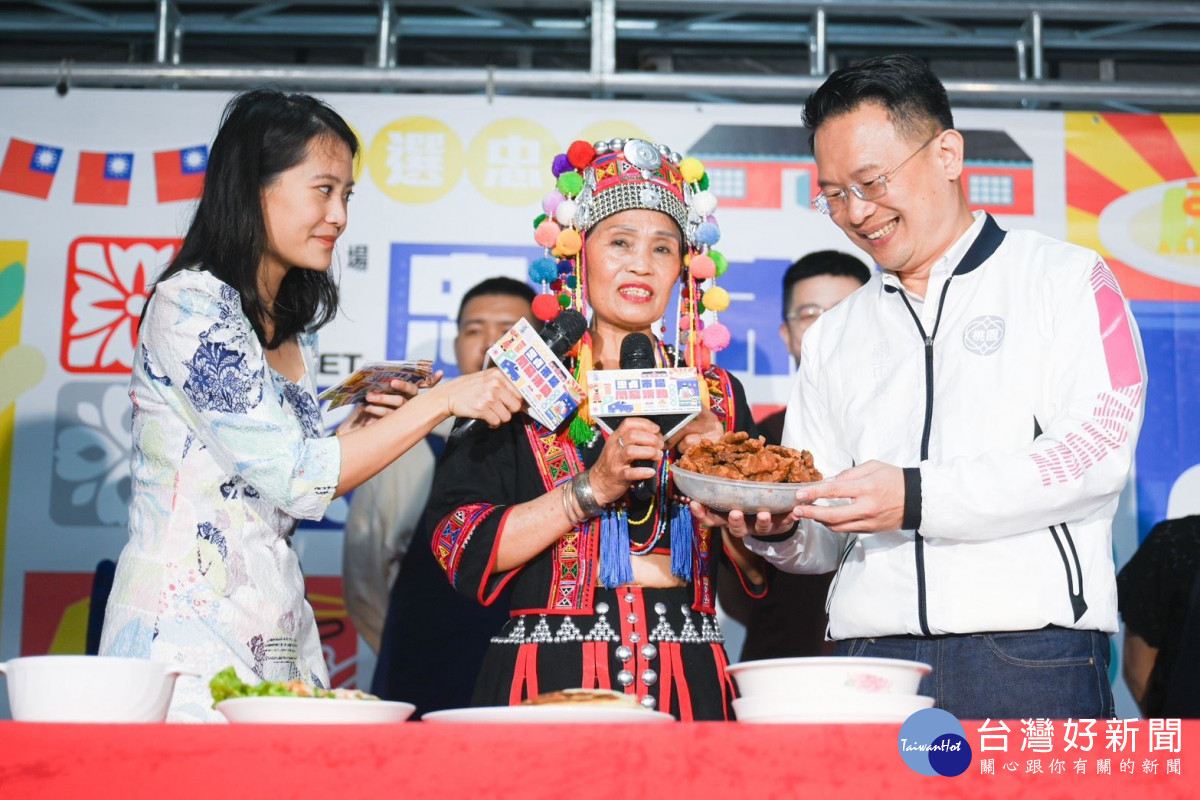 在地眷村媽媽代表鄭春英老闆介紹以市場內食材製作的特色料理。