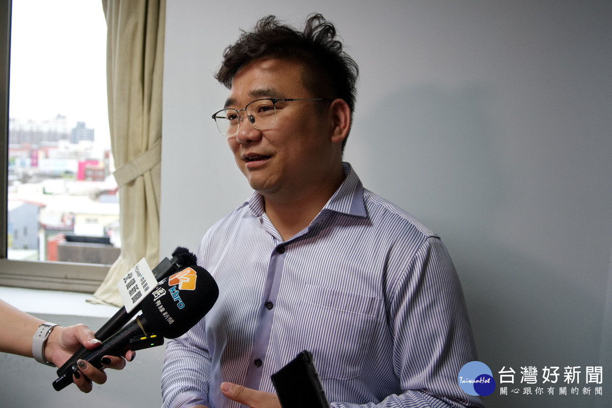 慶典委員會值年爐主林奕華歡迎信眾前往「觀音佛祖巡迴媽」駐駕處參香祈福。<br /><br />