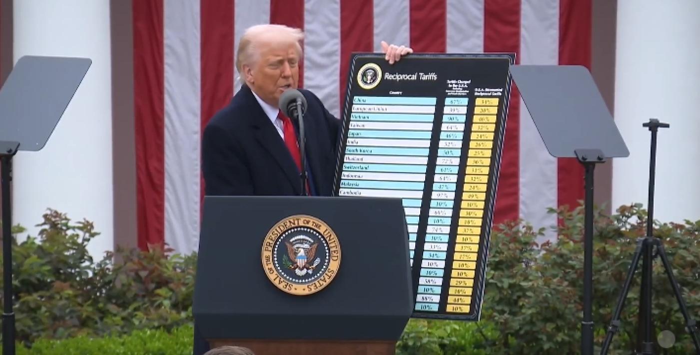 川普手上這張全國關稅名單,實施不到24小時就宣布暫停,除了中國以外,中國還被加了更高的關稅。播攝白宮X