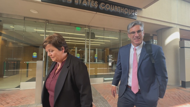 台積電被控敵視非東亞員工案在加州聖荷西聯邦法院開庭進行動議聽證會,最早提出訴訟的台積電招聘經理郝溫頓(左)一席黑色褲裝,與律師柯欽(右)一同現身。中央社