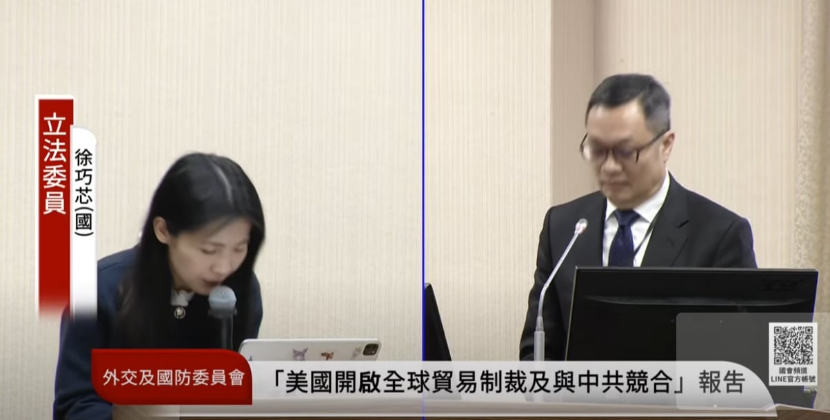 徐巧芯10日到外交國防委員會質詢，為誤指外交部文官涉共諜案鞠躬道歉，右為外交部次長陳明祺。翻攝國道頻道