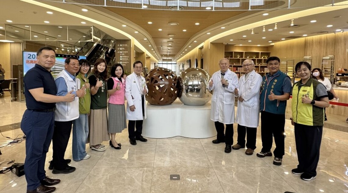 高雄秀傳醫院藝術作品《依偎》揭幕 以愛與圓融打造友善的醫療空間溫度