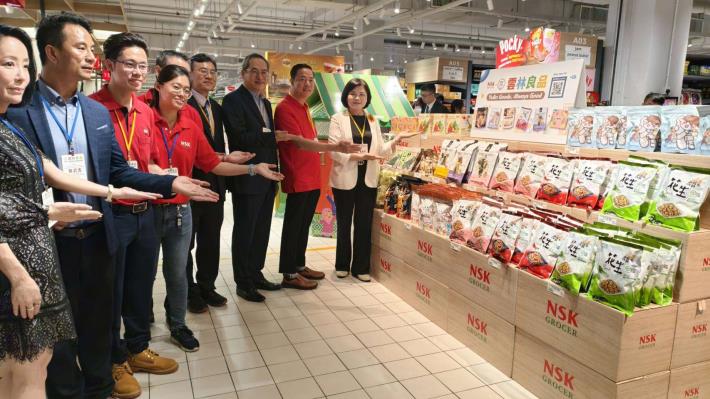 雲林良品六家夥伴、共17項產品進軍上架馬來西亞NSK超市，張麗善縣長除祝福業績長紅，也衷心期盼雲林最優質產品打開馬來西亞市場，突破百萬美金銷量